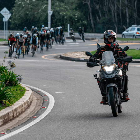Ciclistas acompañados en ruta