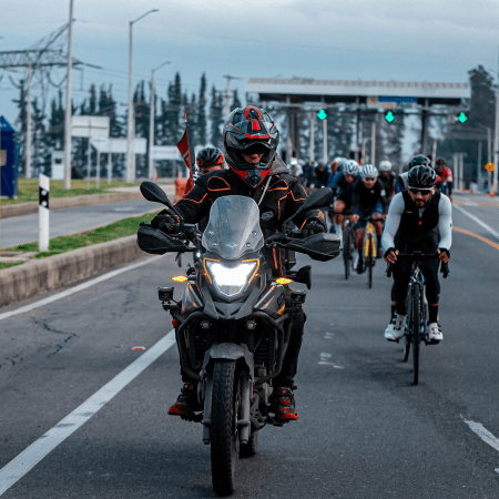 Ciclistas acompañados en ruta